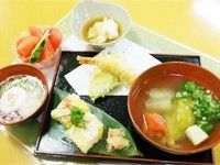 お節料理のような整った行事食。施設で出されているメニュー例