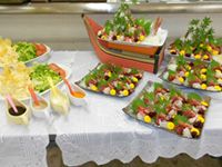 天ぷらの盛り合わせと刺身の盛り合わせのビュッフェ