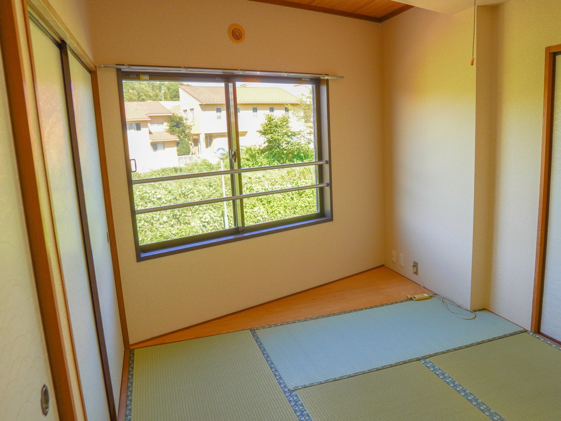 窓と畳がある居室