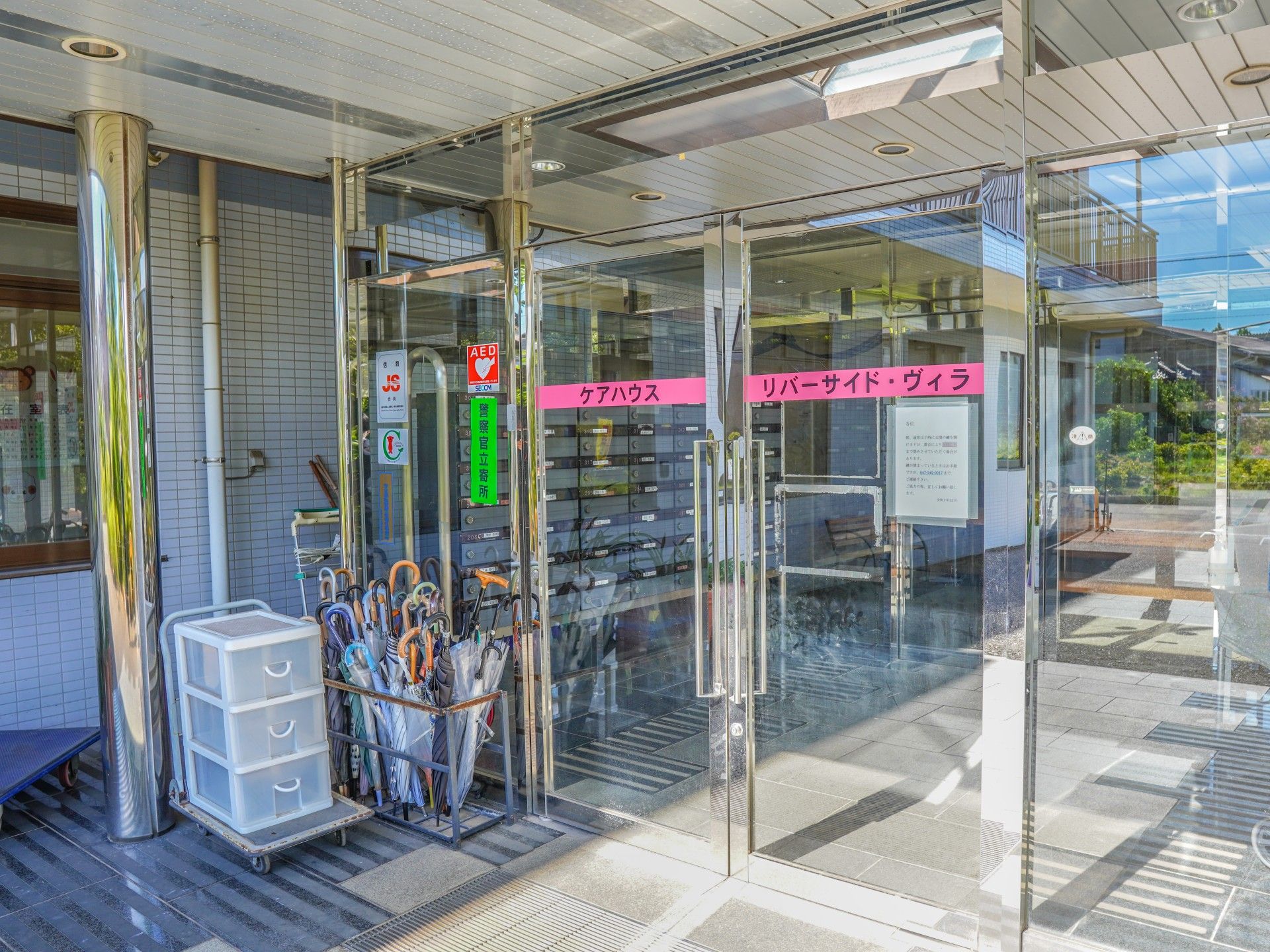 ガラス張りの入口