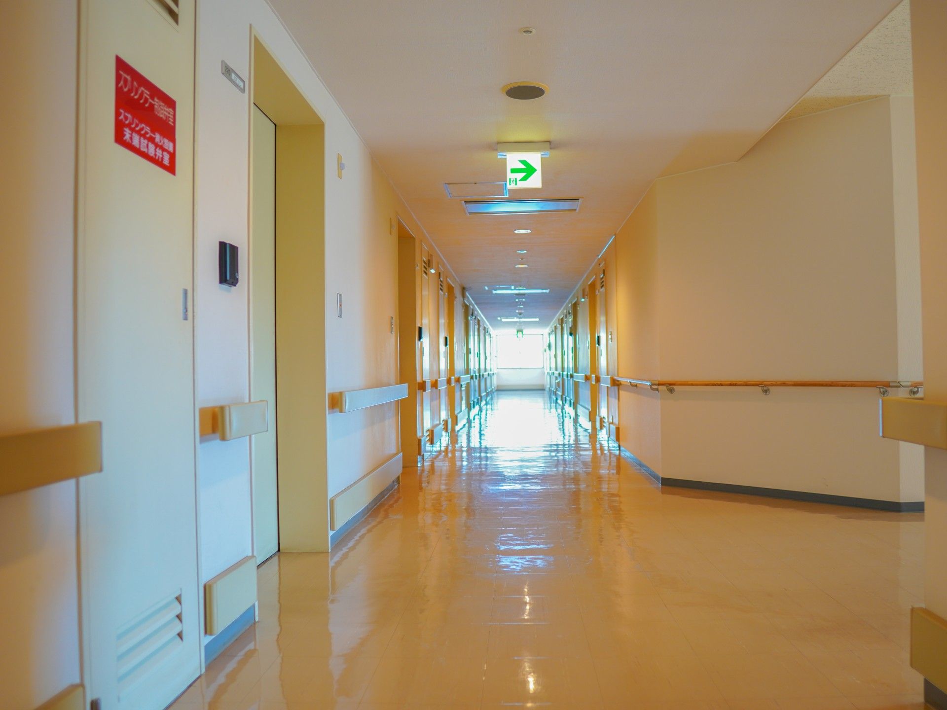 手すりのついた廊下