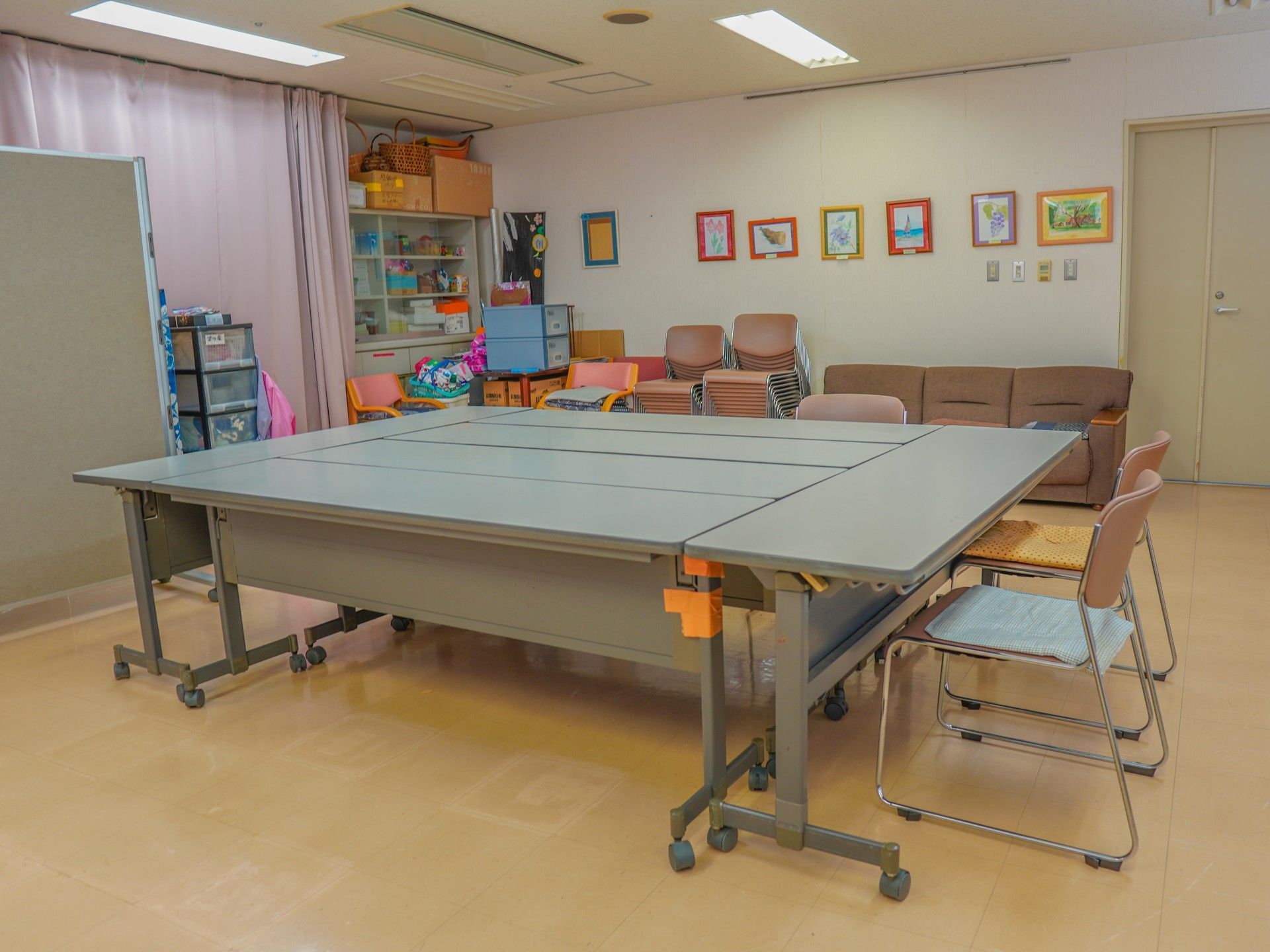 テーブルやソファがある休憩所