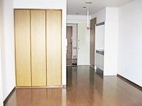 前面に収納が写っている居室内を写した写真。設備が整った部屋