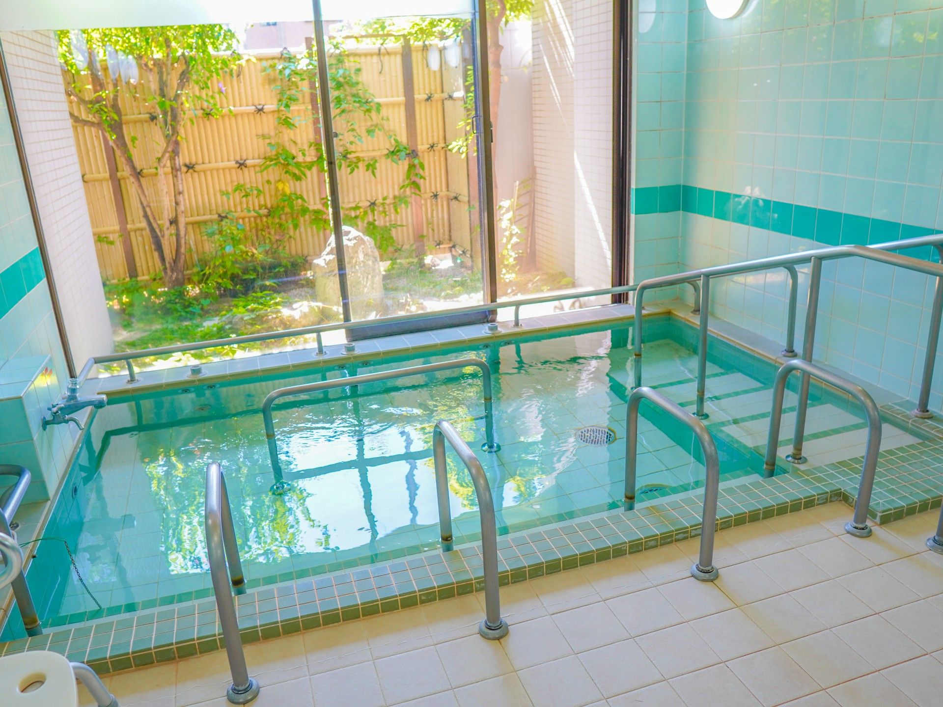 大きな窓と手すりのついた浴槽