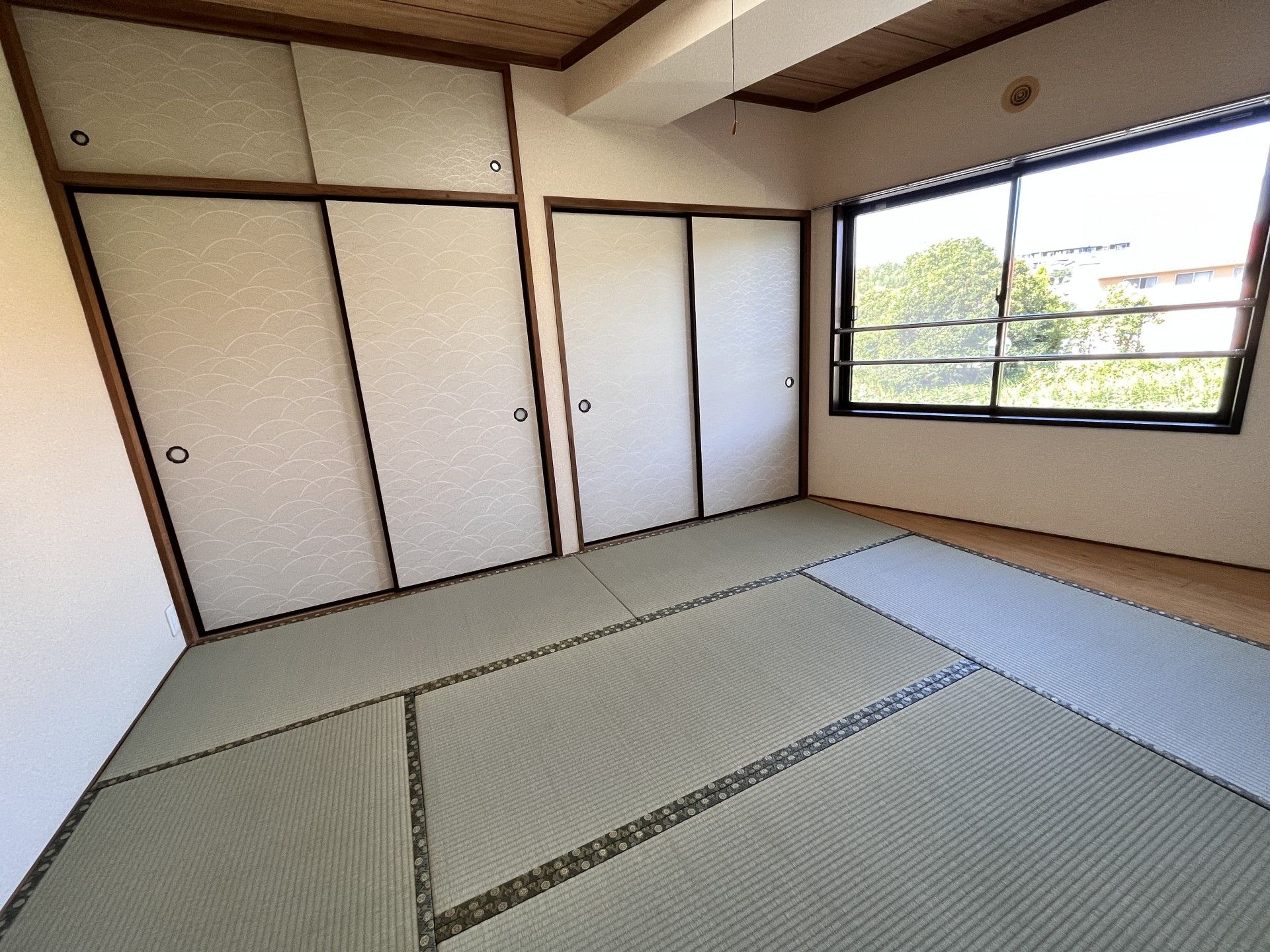 大きな窓のある和室