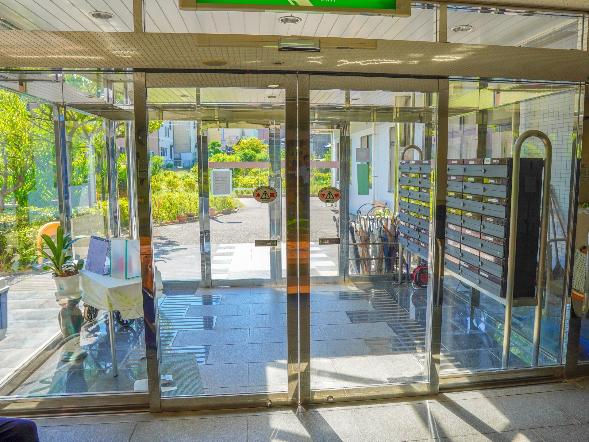 2重ドアとポストが設置されたエントランス