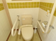 バリアフリーの明るいトイレ空間