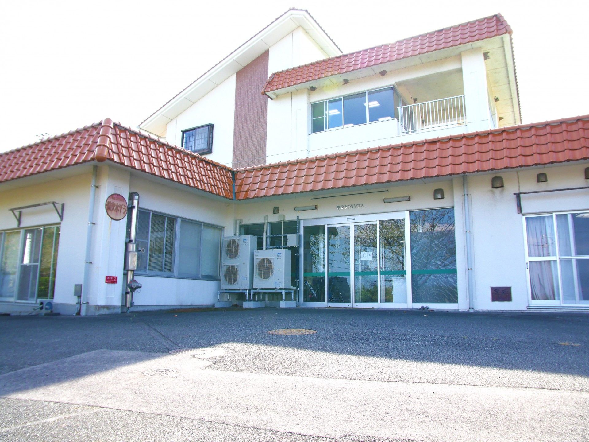 明るい外観の建物入口