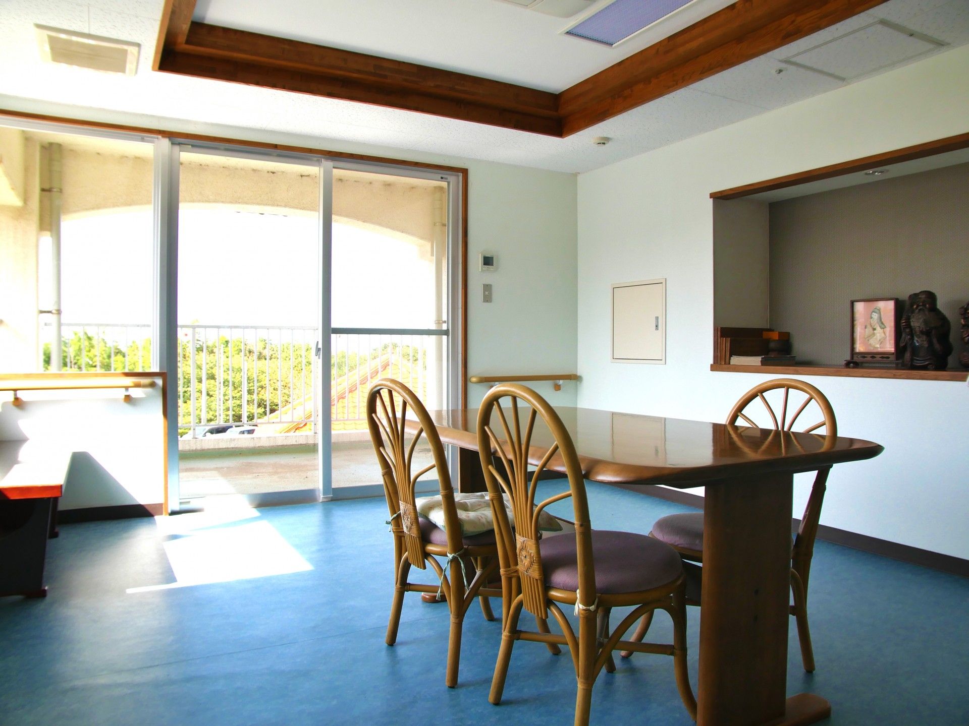 明るい共有リビングスペース