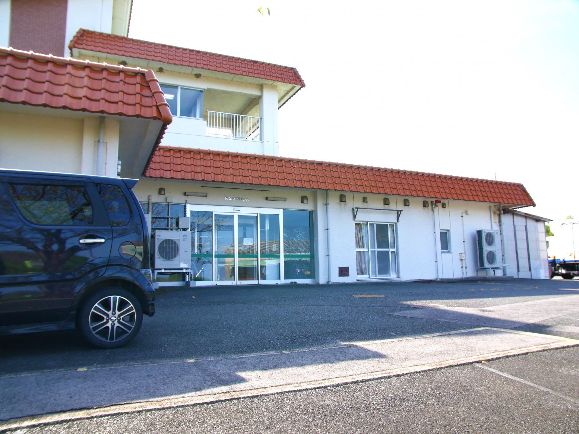 明るい入り口の建物