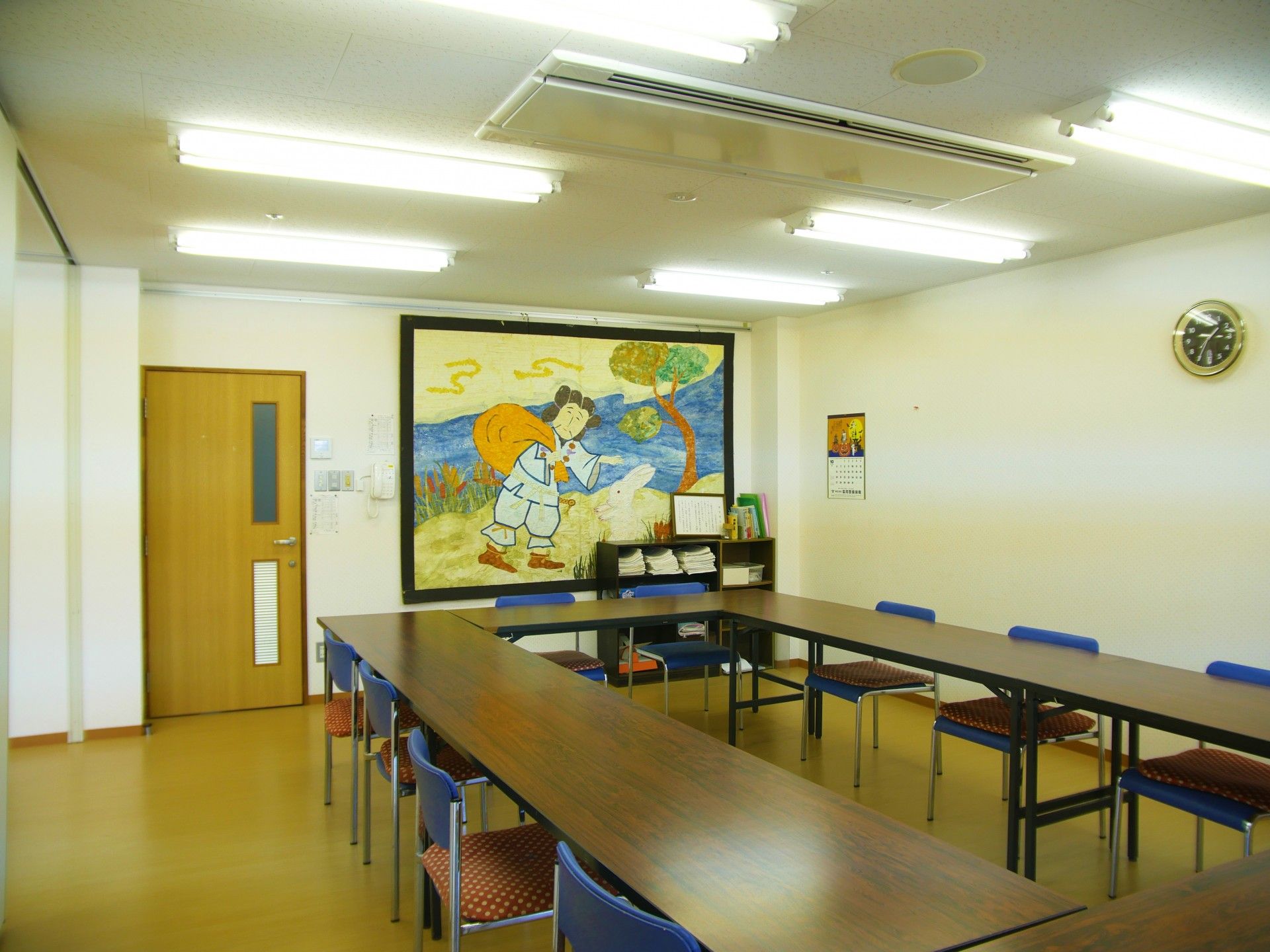 明るい共有ダイニングスペース