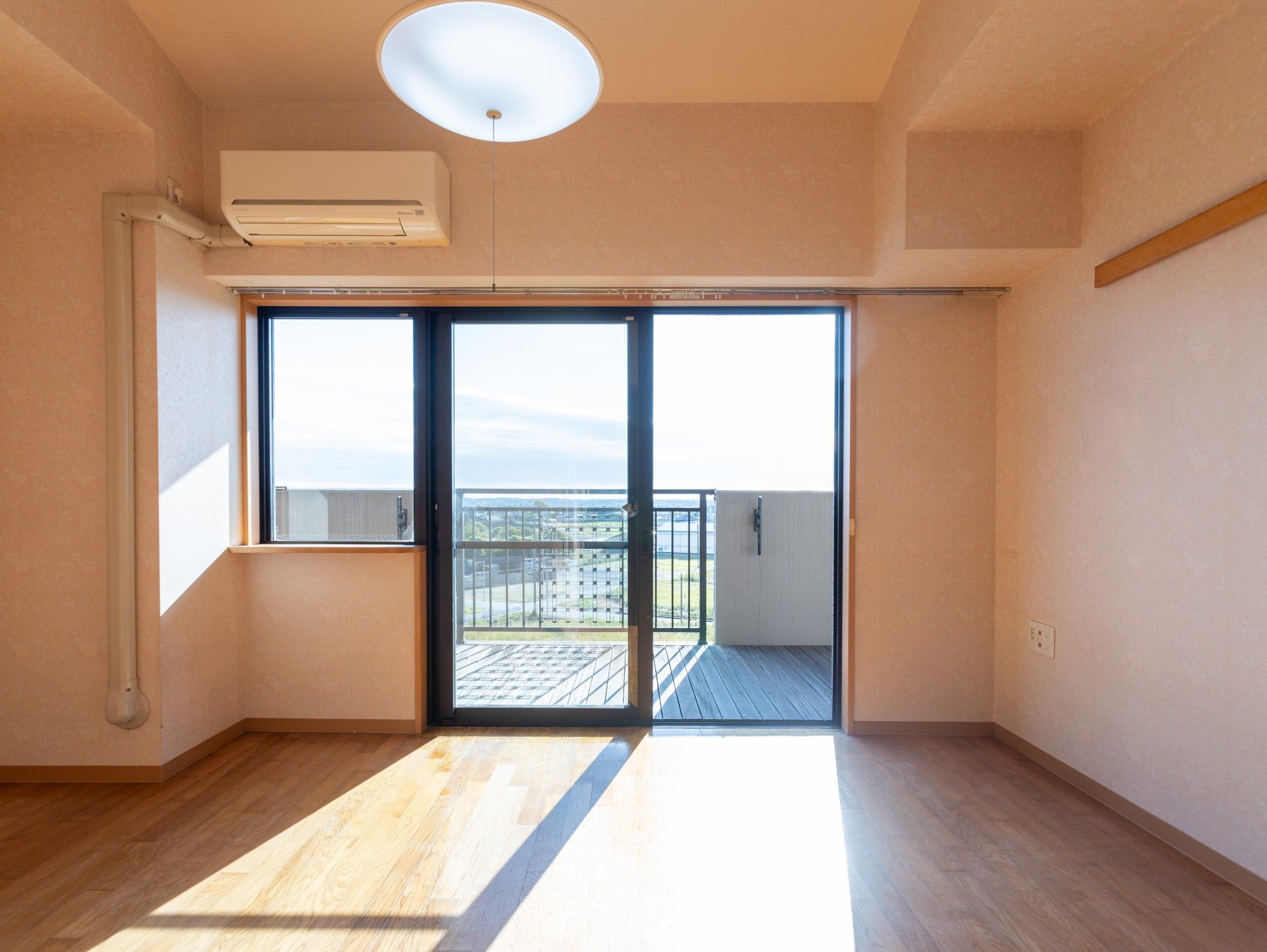明るい個室の一角