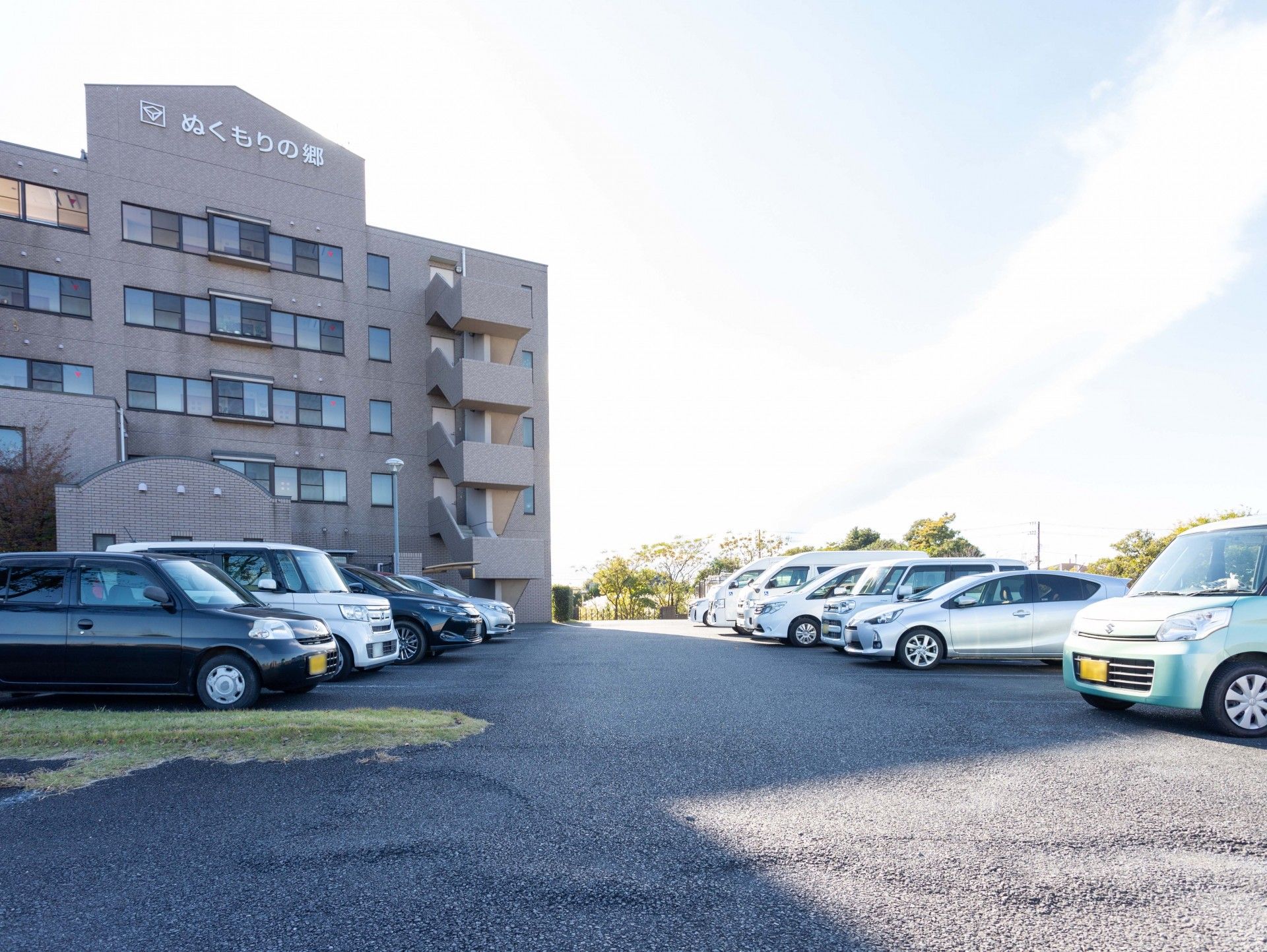 広々とした駐車場の建物