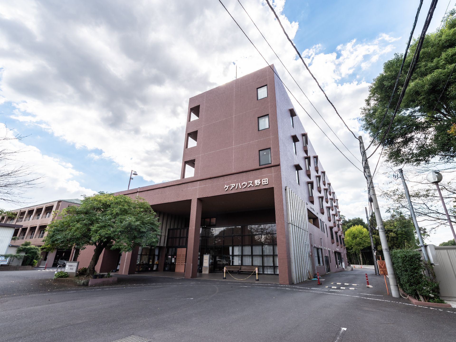 屋根と外壁ともに落ち着いた色合いで、住宅のような雰囲気がある外観