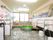 完全にバリアフリー化され、壁に手すりが取り付けられている浴室