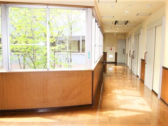 施設内から中庭を臨む場所。オールバリアフリーの廊下の様子