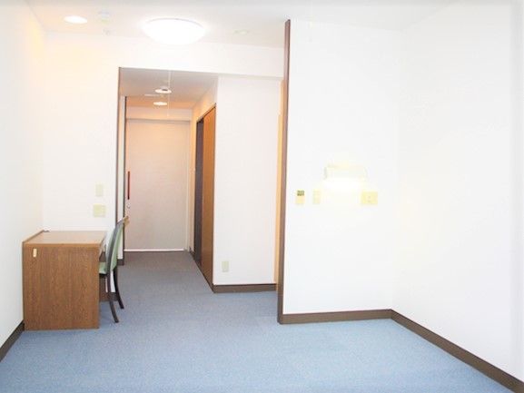 何もないバリアフリーの部屋の様子。机や必要な調度品類が置いてある様子