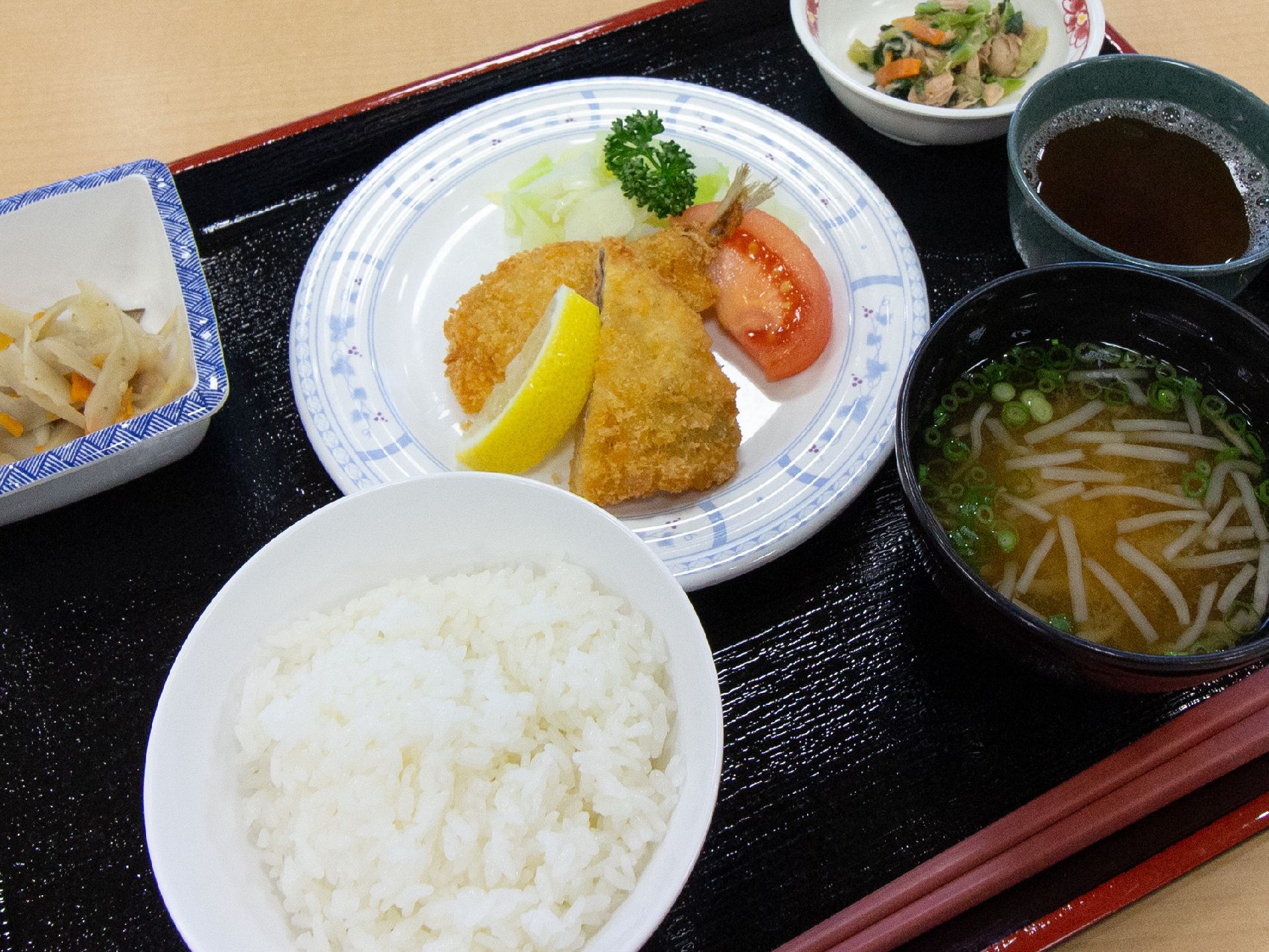 黒いお盆の上に並べられている、栄養バランスに配慮したお食事