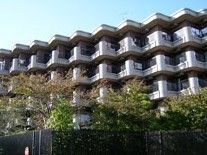個室が並んでいるのが分かる独特なデザインの外観