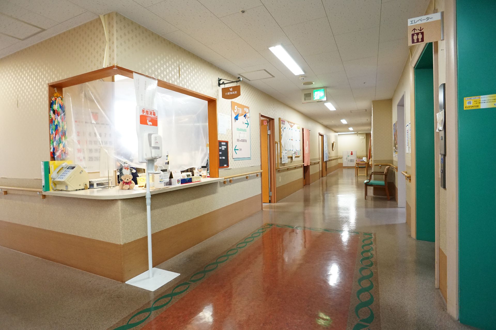 手すりが設置された、各部屋につながる廊下