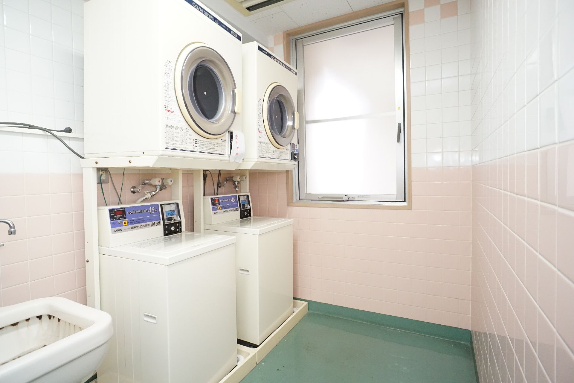 入居者が利用できる洗濯機、乾燥機が置かれているランドリー