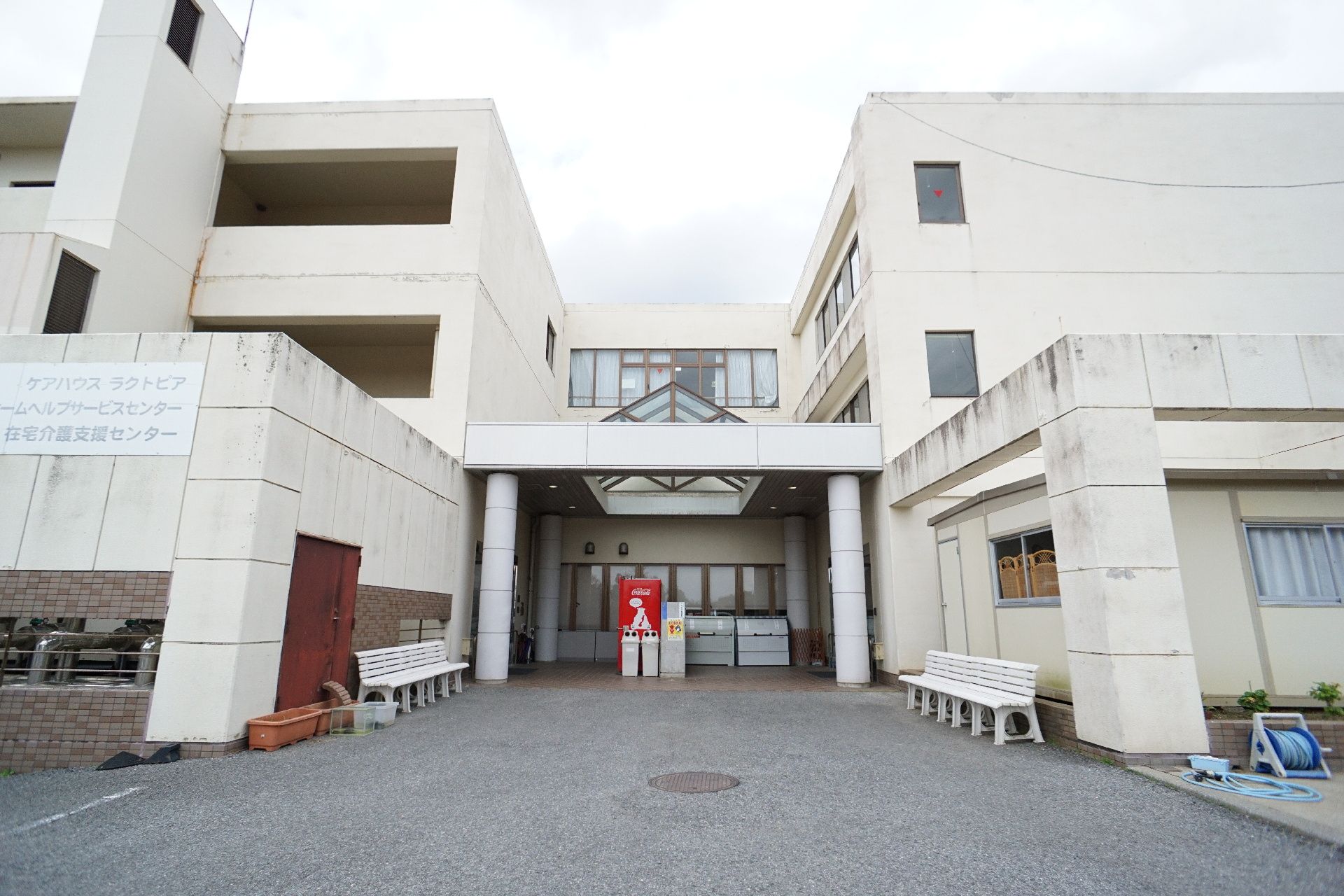 落ち着いた色合いで、駐車場も設置されている外観