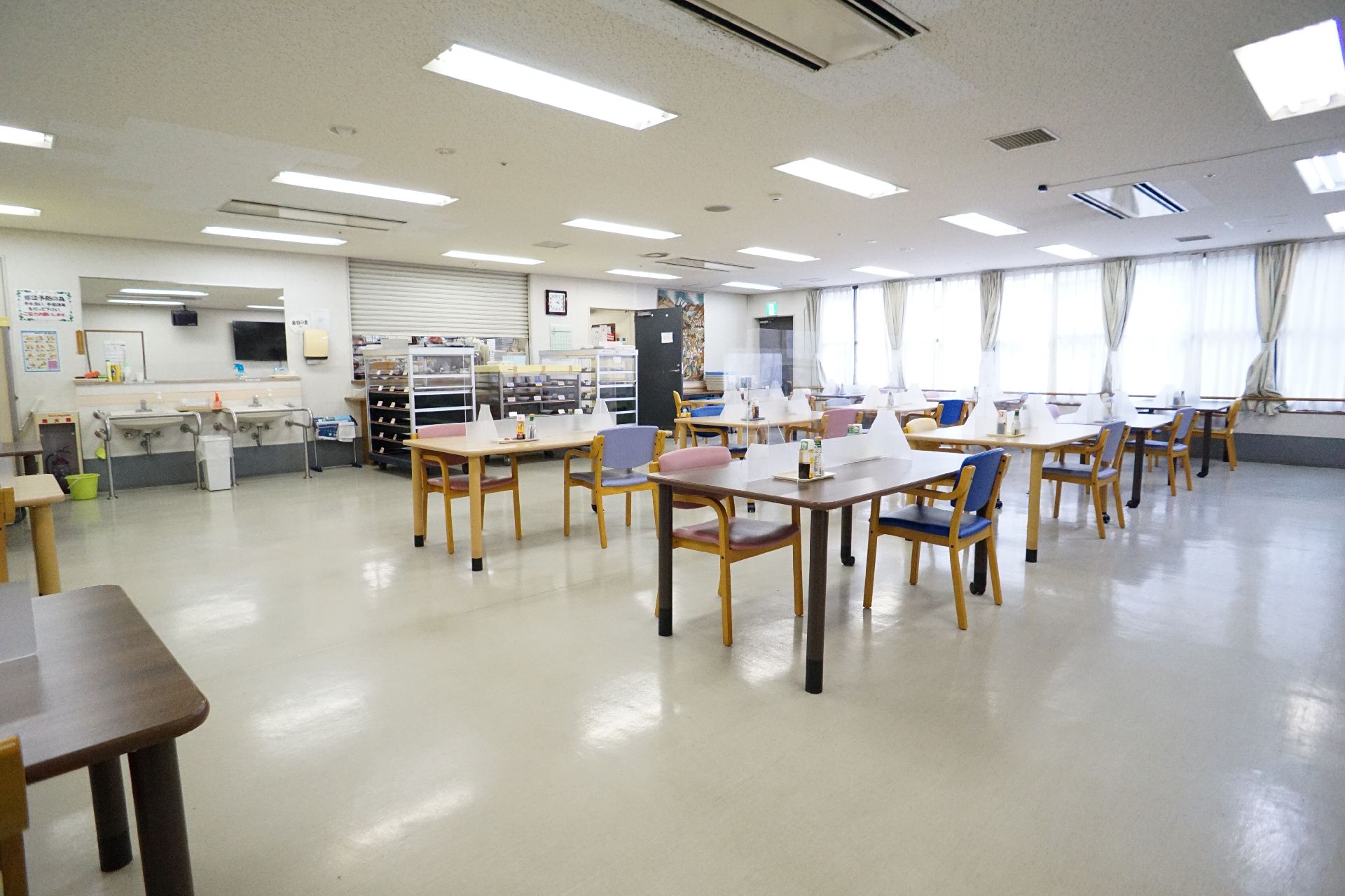 椅子やテーブルが設置され、コミュニケーションや趣味などで利用されている共有スペース