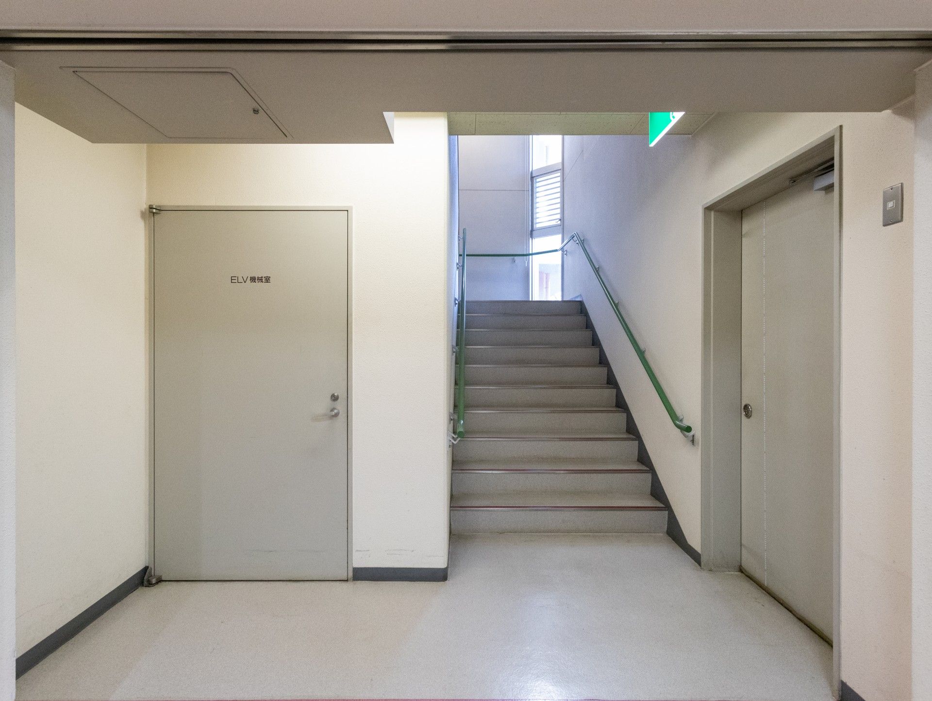 階段とエレベーター前の廊下