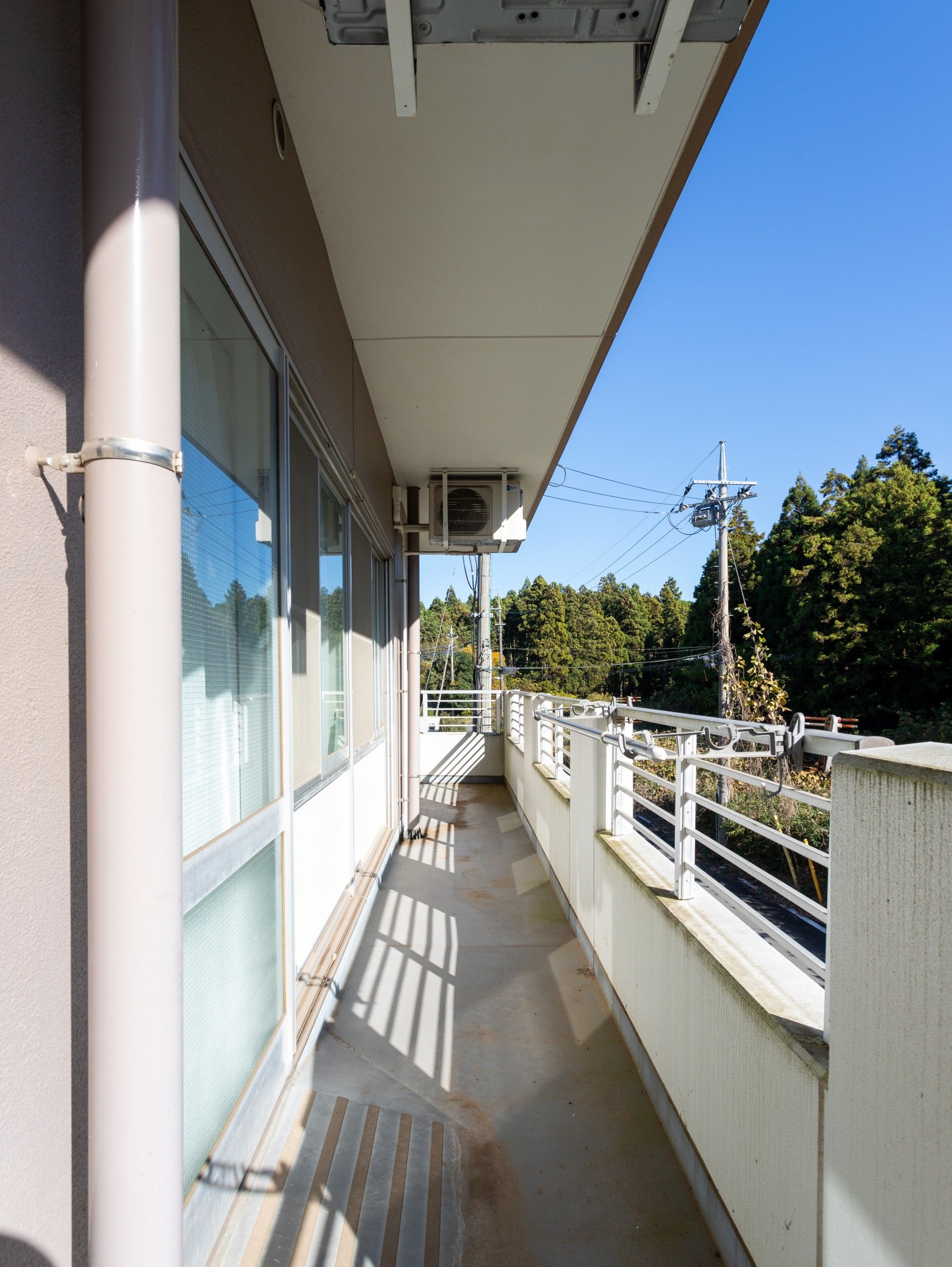 日差しが差し込むベランダ