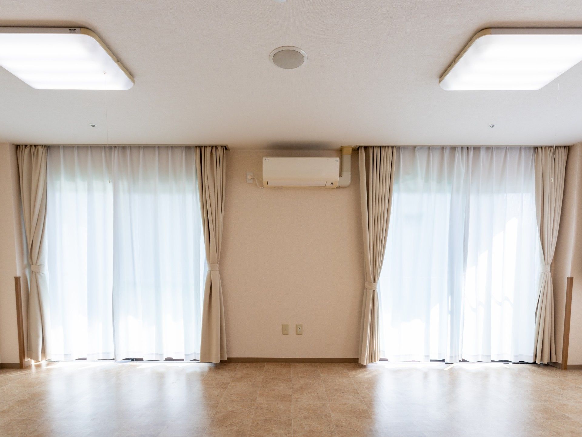 明るい窓辺の空間