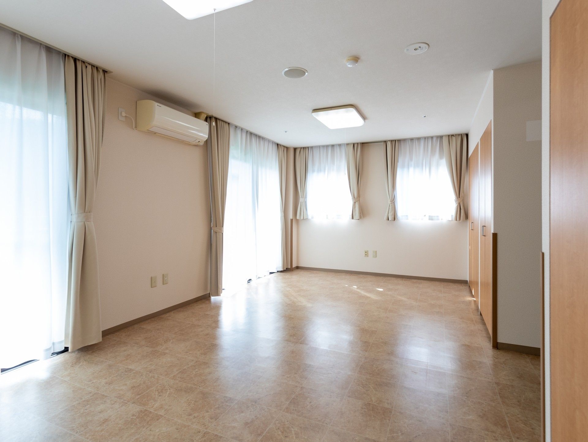 日差しが差し込む部屋