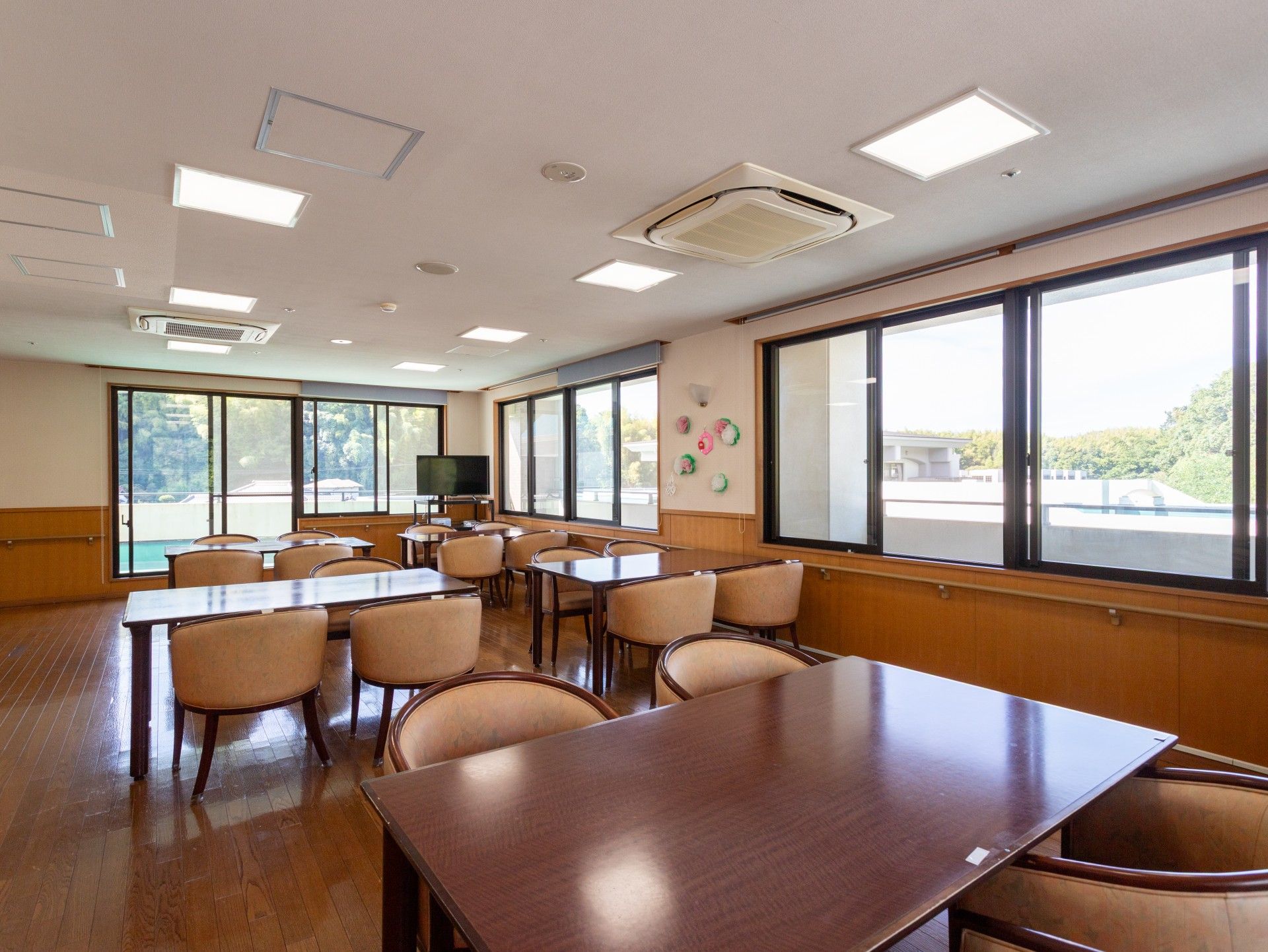 大きな窓のある明るい部屋