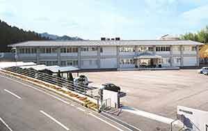 広々とした施設の外観