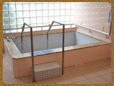 手すり付き浴槽の一角
