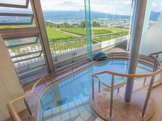 大きな窓が付いた展望浴場。階段がらせん状に設置されていて、浴槽をまたぐことなく出入りができる。