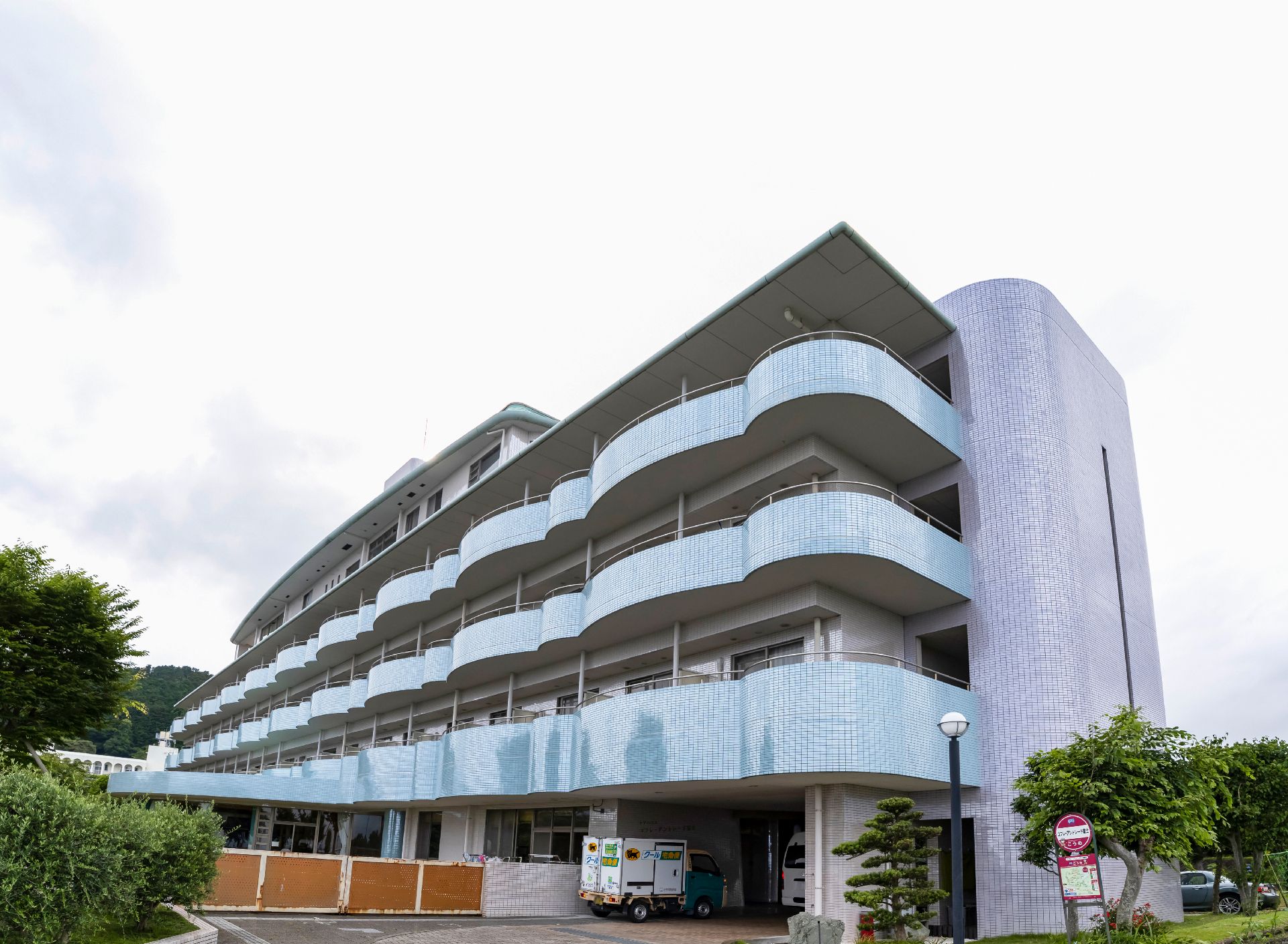 ご入居者さま専用駐車場を設けた施設外観