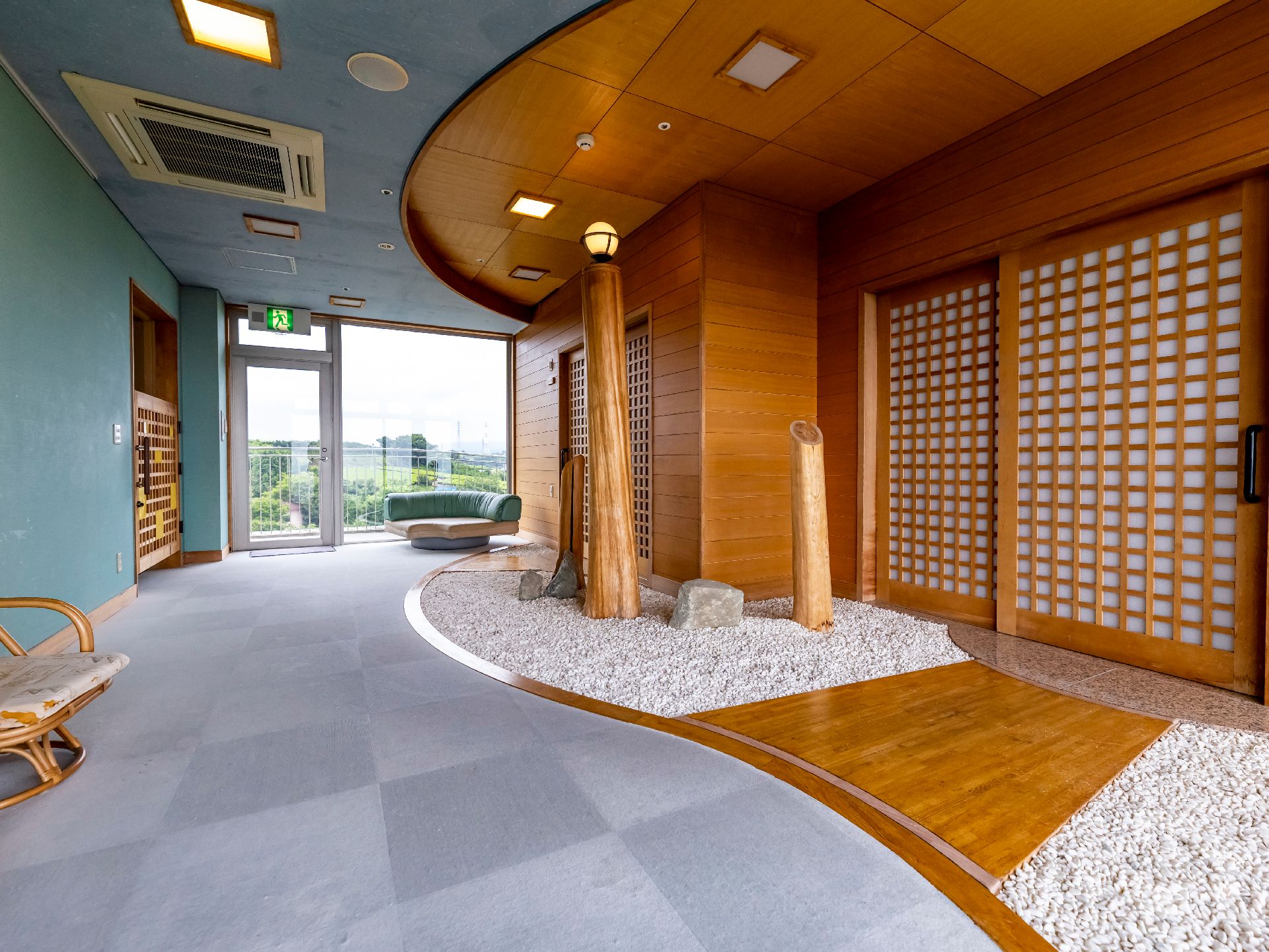 外の景色が見える廊下