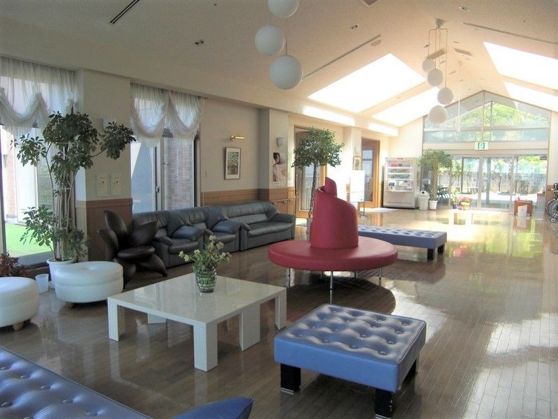 天井が高く明るいホール。ソファやベンチが多く置かれていて、あちこちに座る場所がある。
