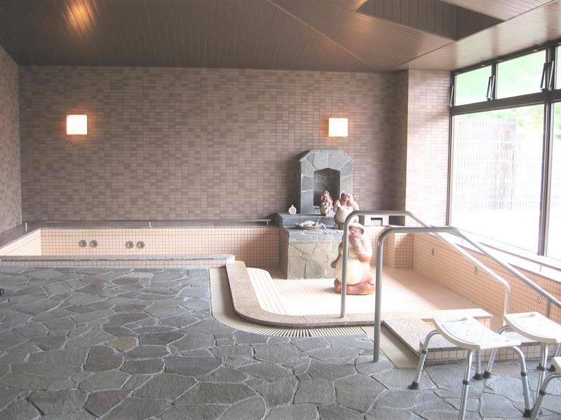 浴室は大きな窓が付き、浴槽には手すりが付いている。石でできた人形も浴槽の中に飾られている。