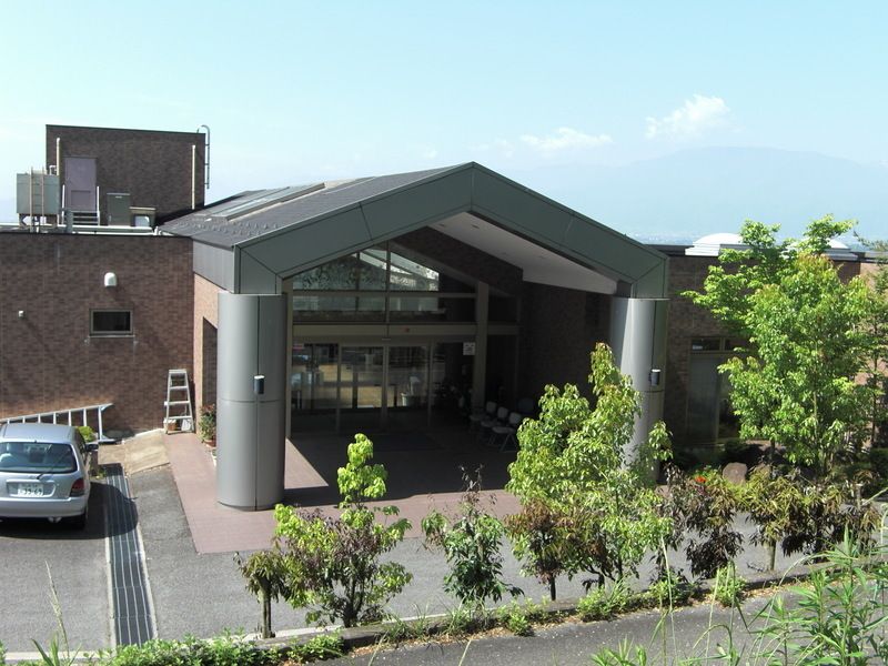 ケアハウス外観。大きな三角の屋根が付いた建物は玄関がガラス張りとなっている。