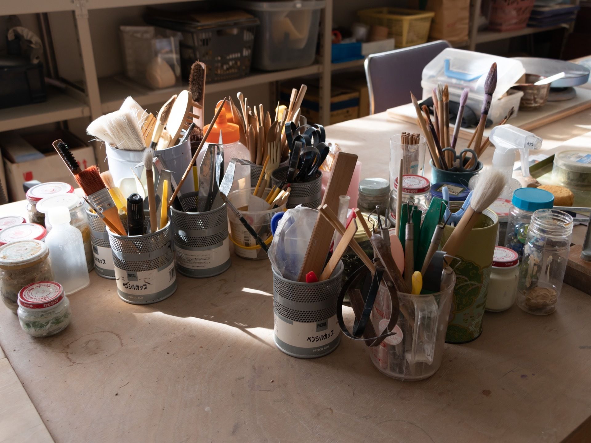 絵画教室に使われている絵筆や絵の具などがある。施設ではこのほかにも、多くの種類のサークル活動が実施されている。