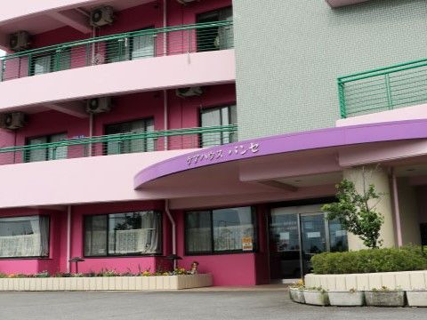 明るい色合いの施設建物