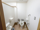 介護施設の廊下とトイレの様子