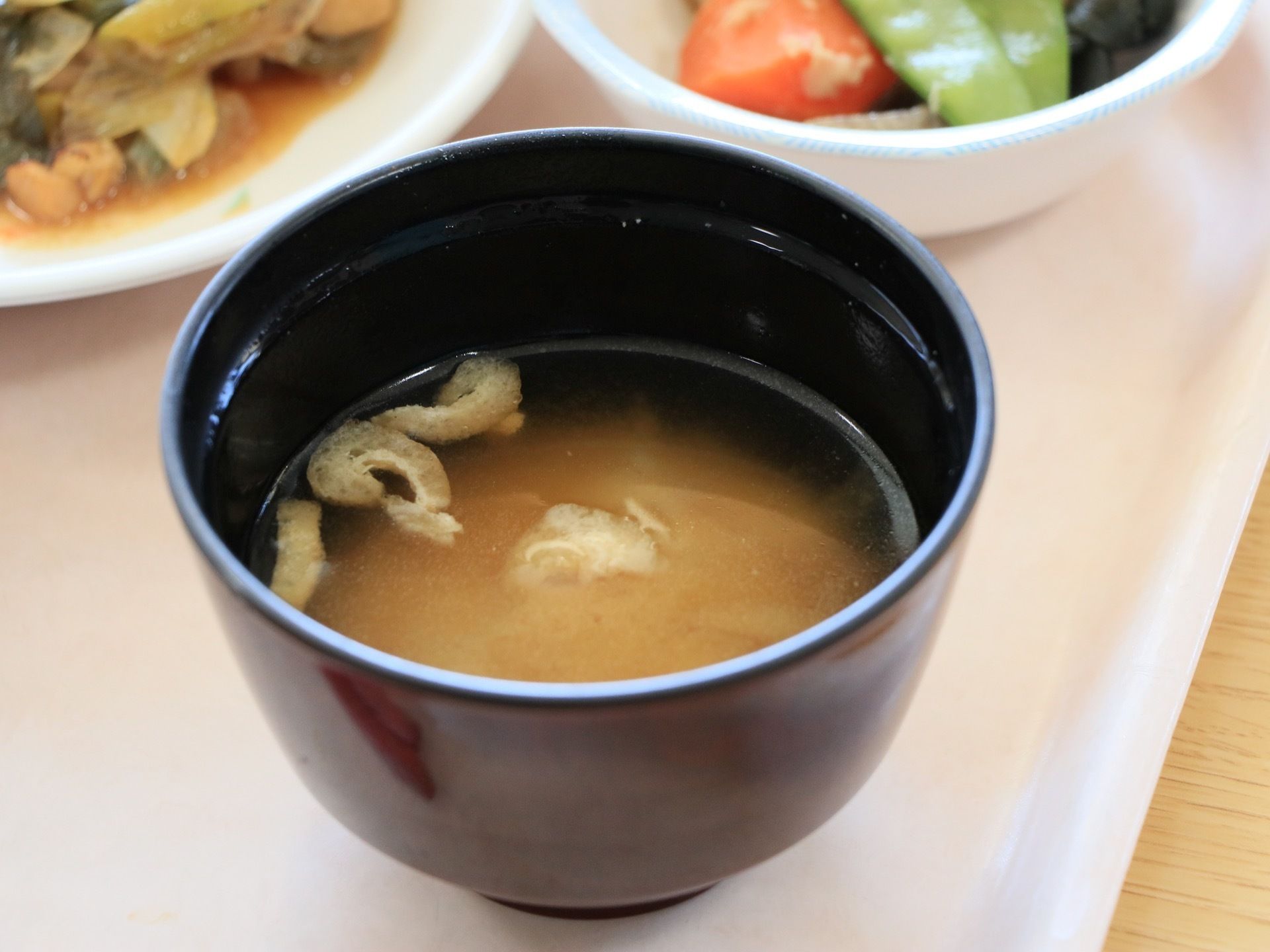 食事の内容は、入居者様の健康状態に合わせて個別対応が可能である。地元の新鮮な食材を使った料理が提供される。