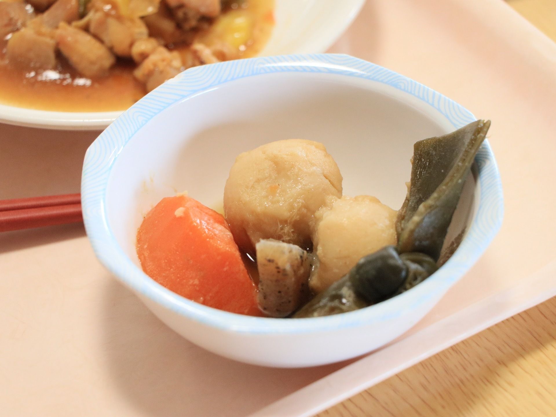 料理は入居者様の食べやすいように小さくカットされて調理されている。彩りが良く、見た目にも鮮やかで食欲をそそる。