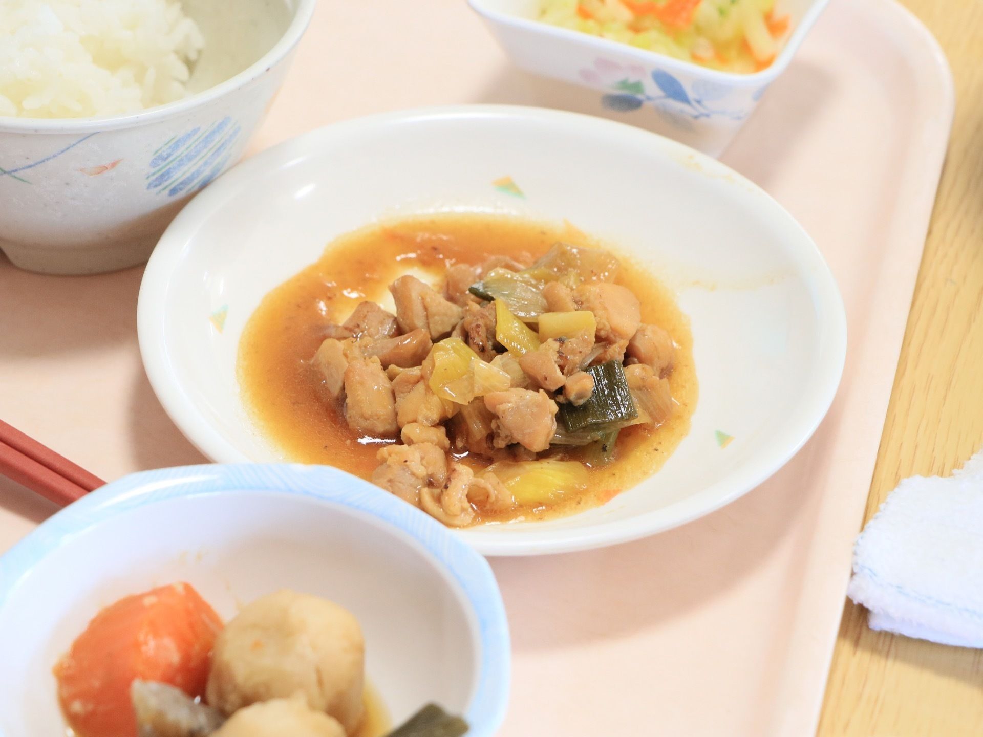 献立は１日30品目の食品を摂るように考えらえているので、１品の量を少なくして品数は多く提供されている。