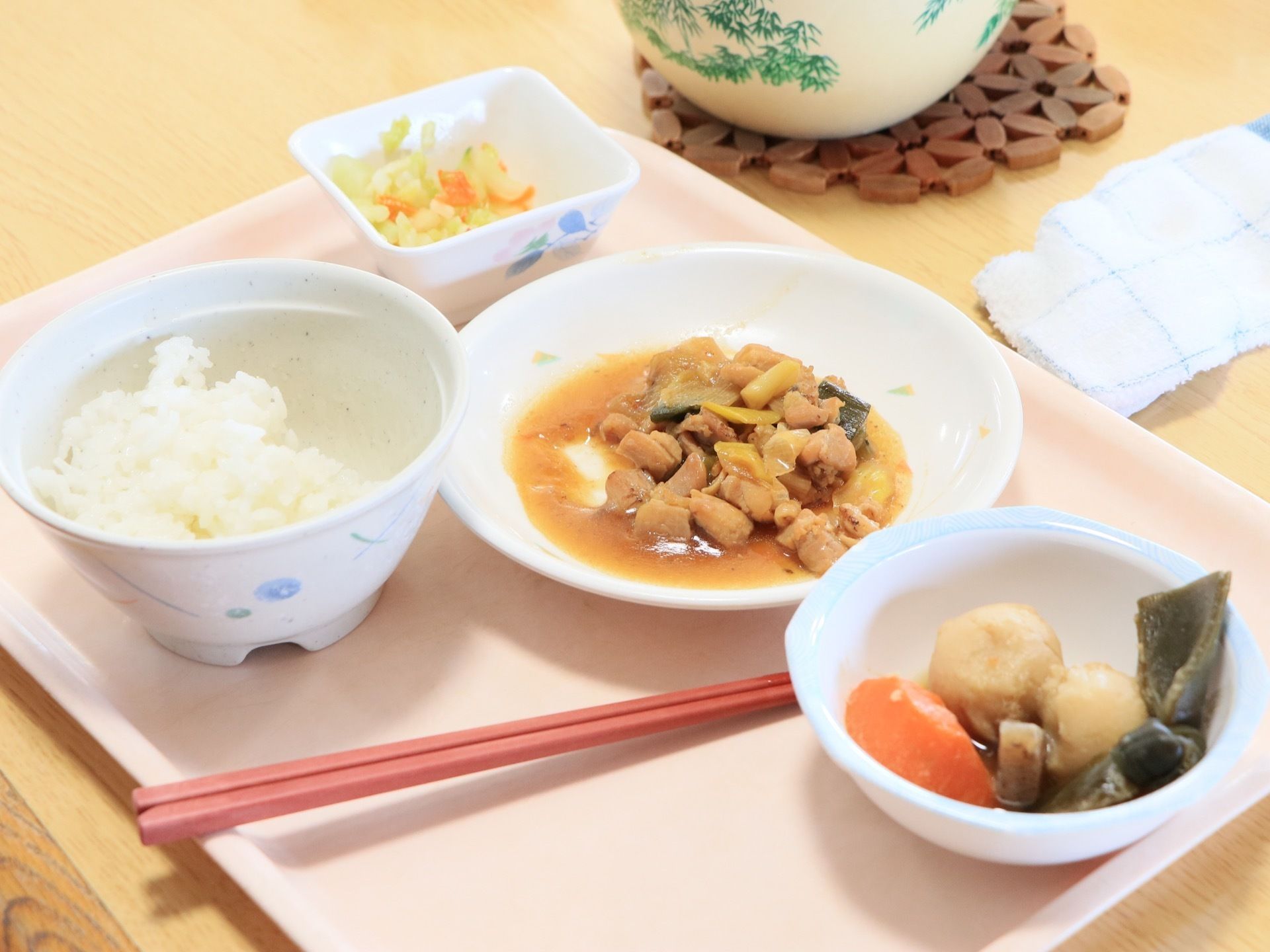 管理栄養士が、旬の素材を使った栄養価の高い介護食を考案している。品数も多く、入居者様にご満足いただいている。