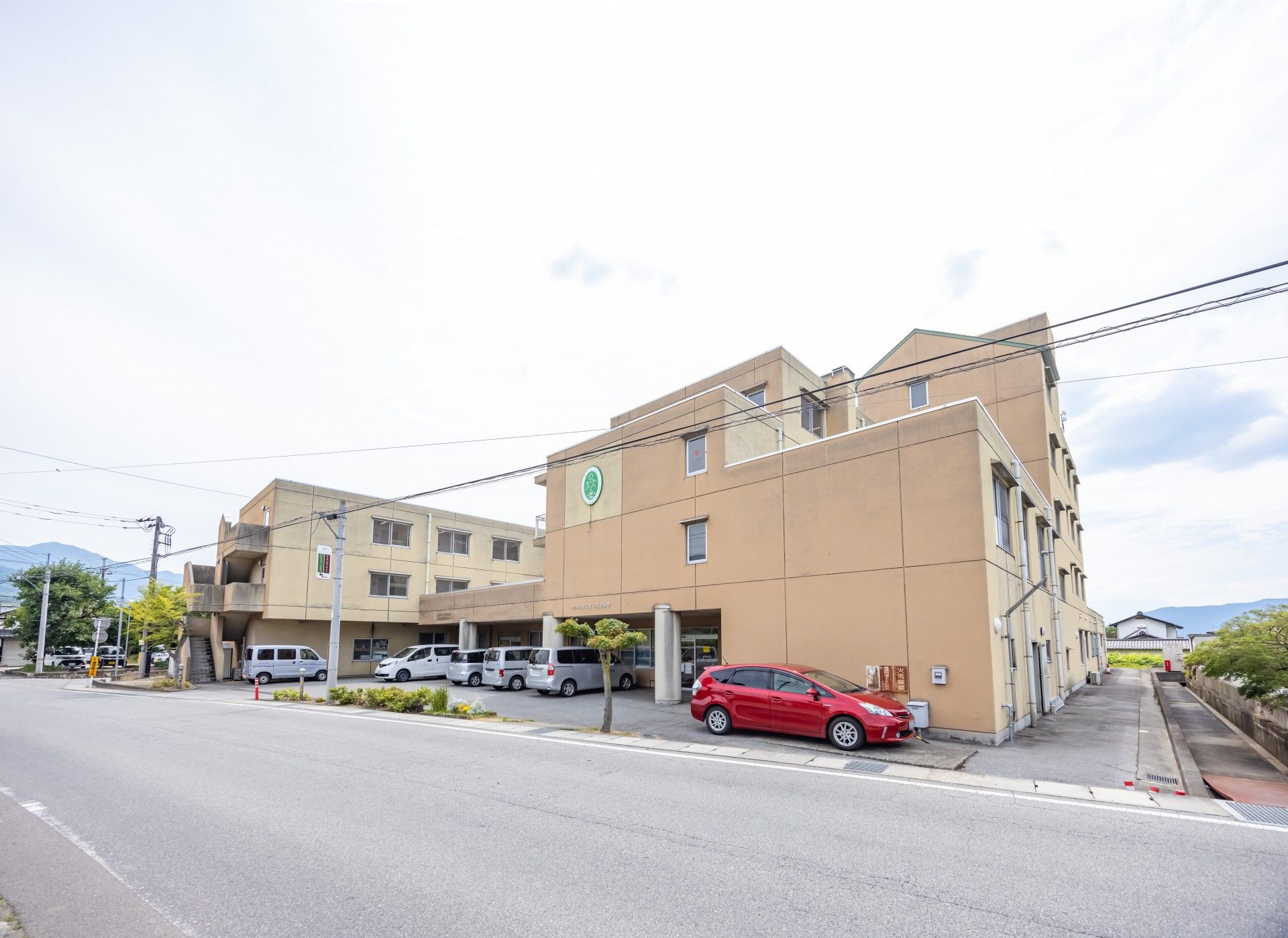 ゆったりとした外観の建物