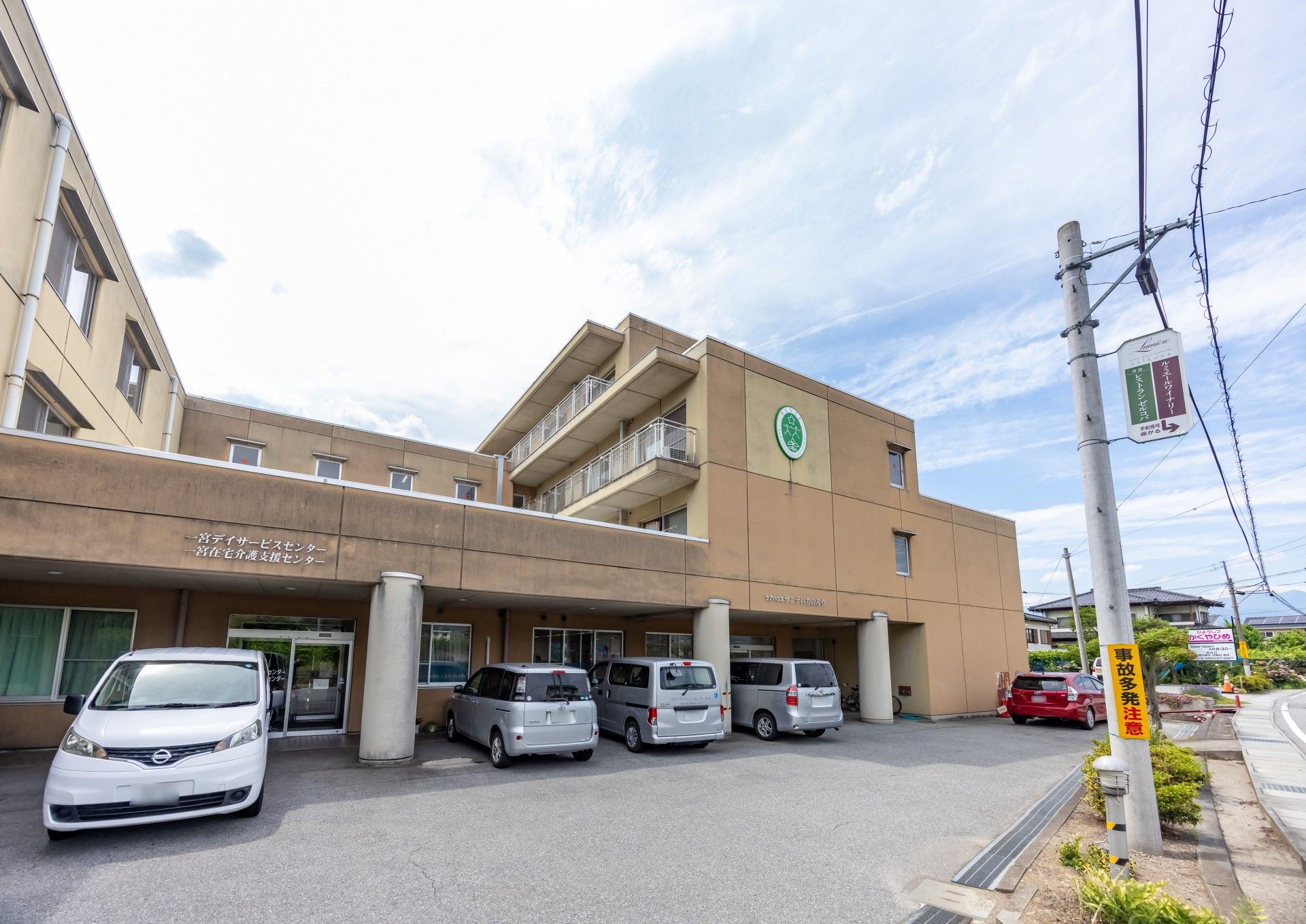 広々とした建物の正面入口