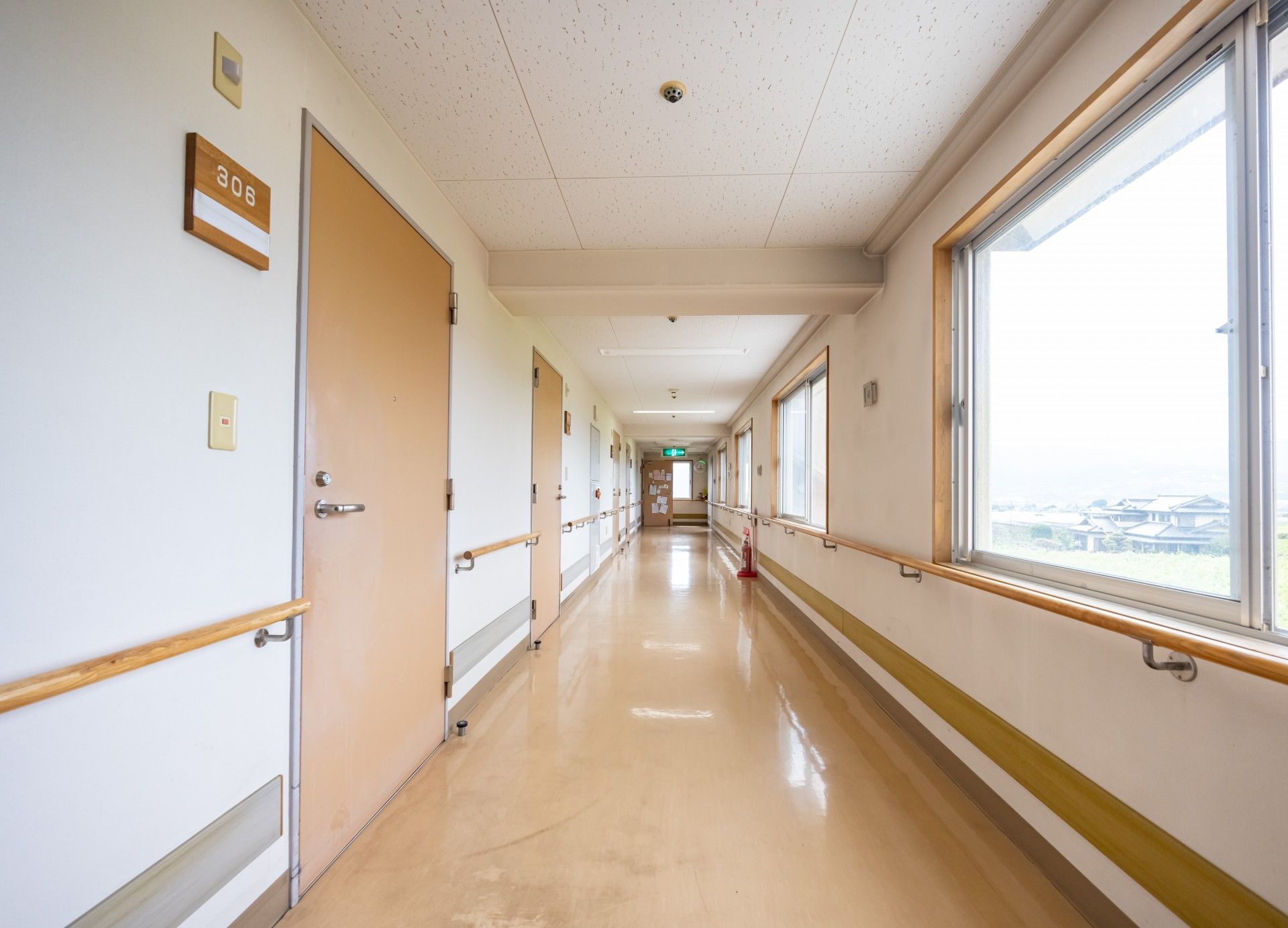 明るく広々とした廊下